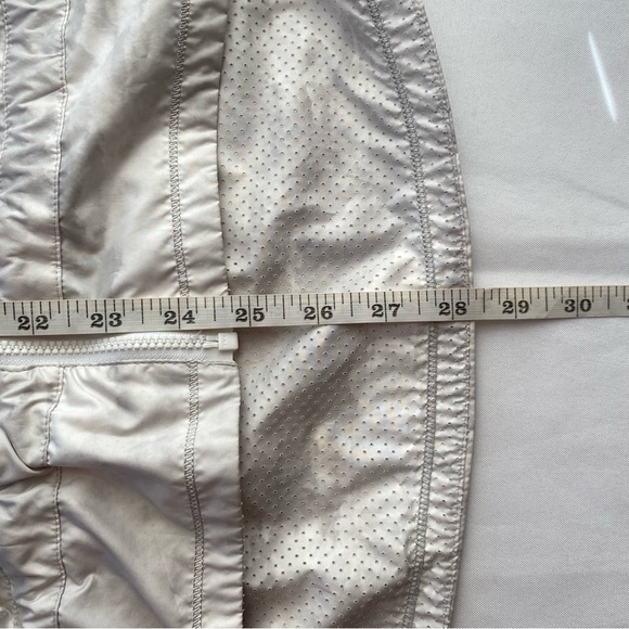 Lululemon 2015 Nimbus Puff White Silver Spoon Miss Misty Jacket Size 6 - Picture 16 of 16